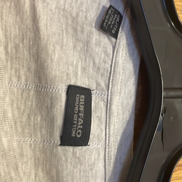 Buffalo gray shirt sleeved Tee - Picture 2 of 6